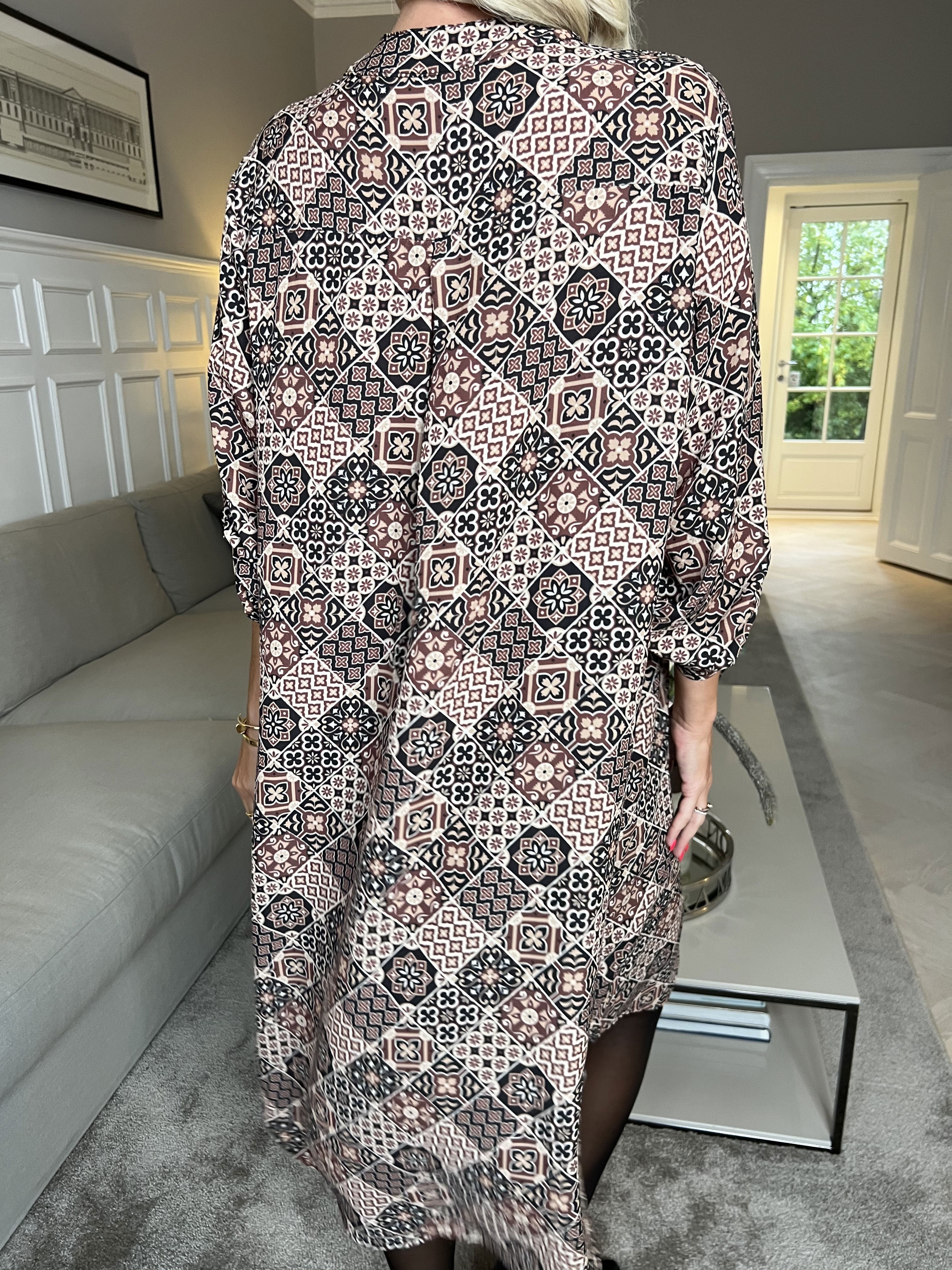 Vanesa Mosaic Long - Lätt och luftig mönstrad klänning